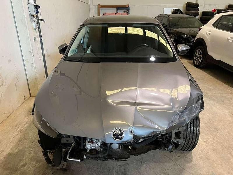 Usado Skoda Scala 150 CV (110 kW) 2023 Gris Utilitario