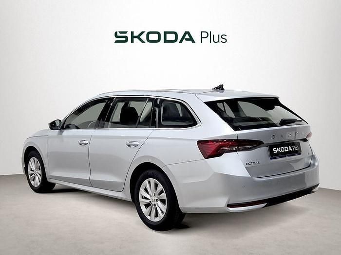 Usado Skoda Octavia Selection 116 CV (85 kW) 2024 Gris plata Familiar