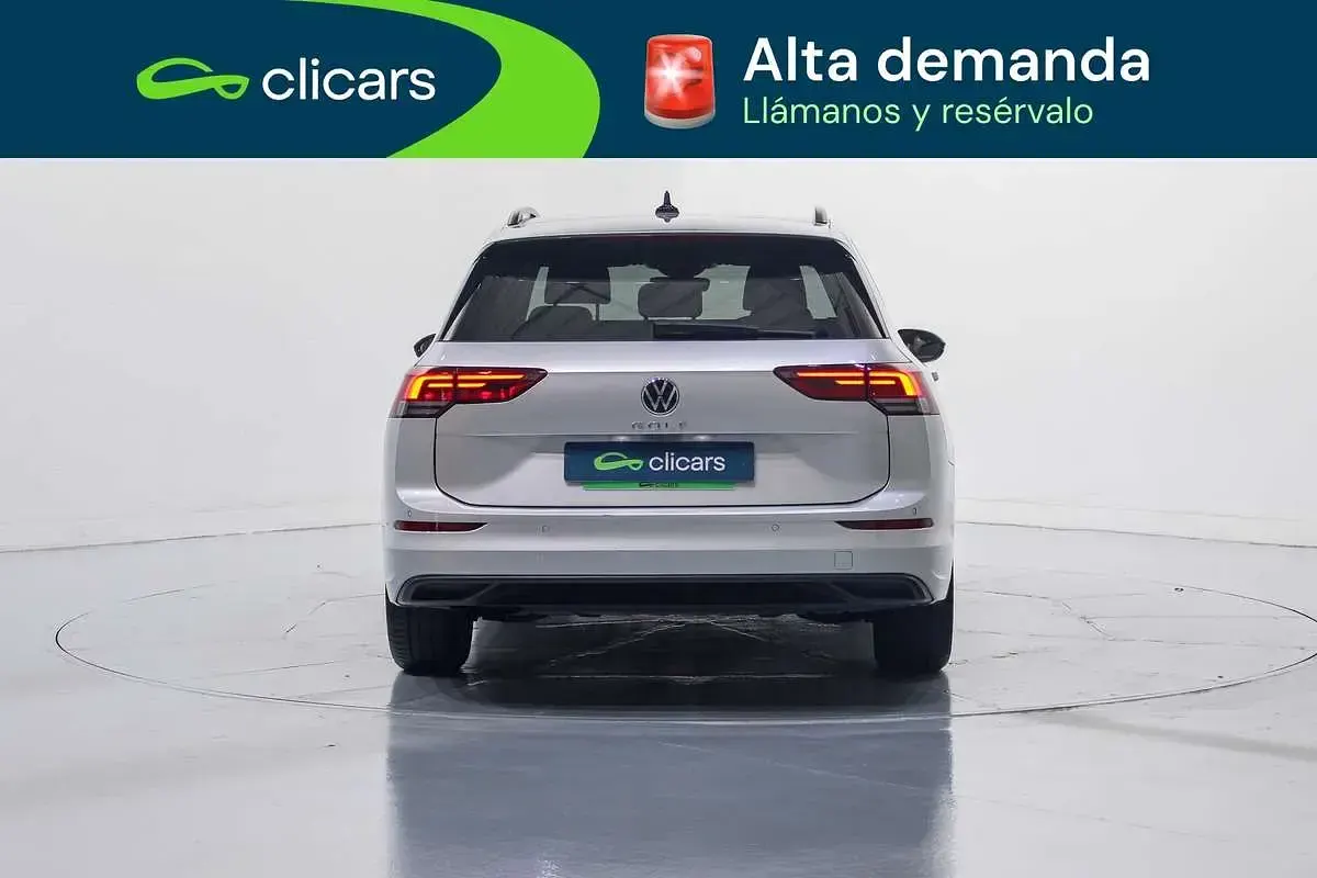 Usado VW Golf VIII Life 110 CV (80 kW) 2021 Plateado Familiar