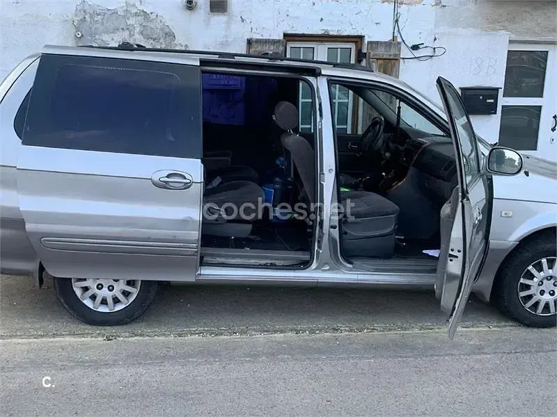 Usado Kia Carnival EX 144 CV (105 kW) 2003 Gris / plata Monovolumen