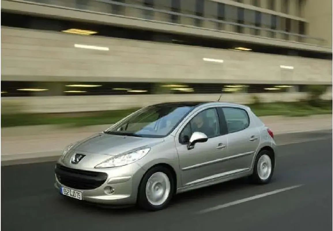 Usado Peugeot 207 90 CV (66 kW) 2007 Gris Utilitario