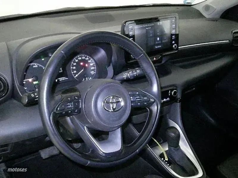 Usado Toyota Yaris Hybrid Active 116 CV (85 kW) 2022 Blanco Berlina