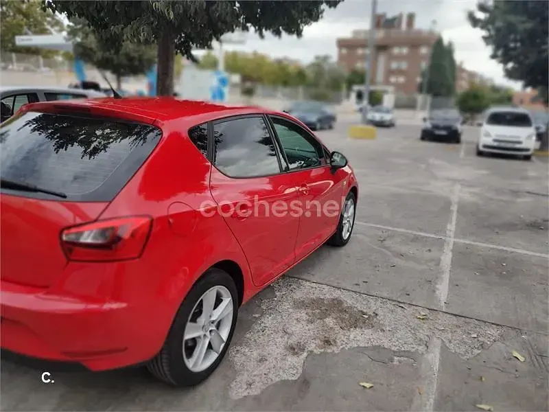 Usado Seat Ibiza Style 90 CV (66 kW) 2013 Rojo Berlina