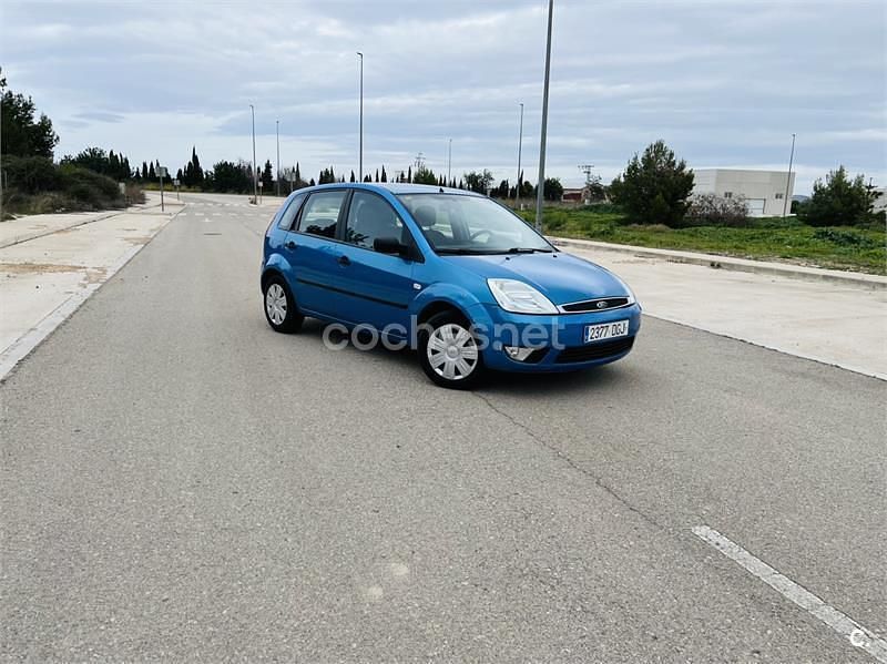 Usado Ford Fiesta 80 CV (58 kW) 2005 Azul Utilitario