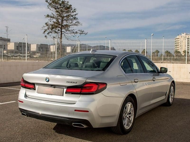 Usado BMW 520 Comfort Edition 190 CV (139 kW) 2021 Gris / plata Berlina