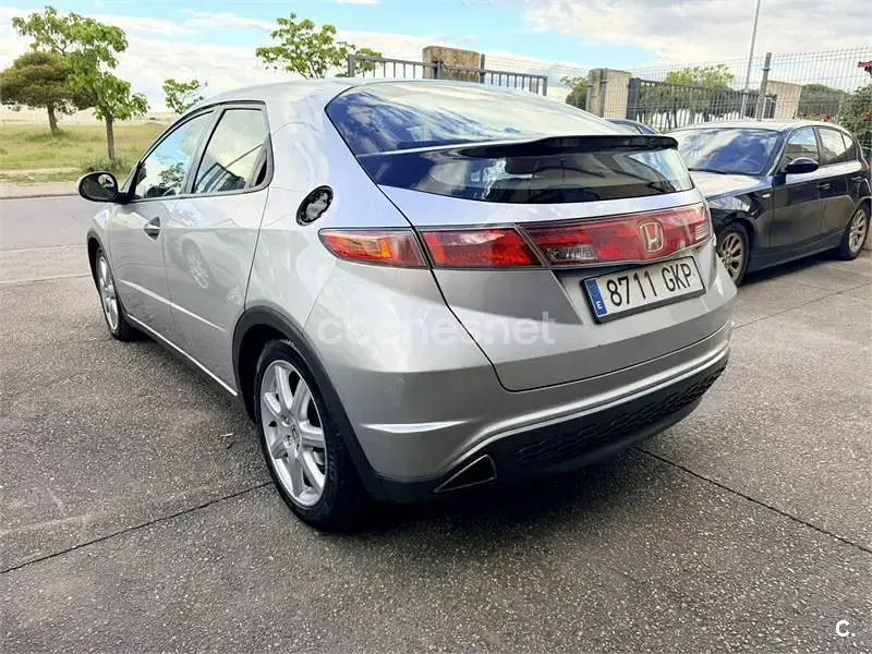 Usado Honda Civic Executive 140 CV (102 kW) 2009 Gris / plata Berlina