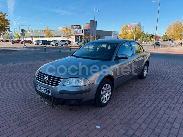 Gris / plata Usado 2004 VW Passat Advance Berlina | 2500 € (Buen precio) - Imagen 1/4