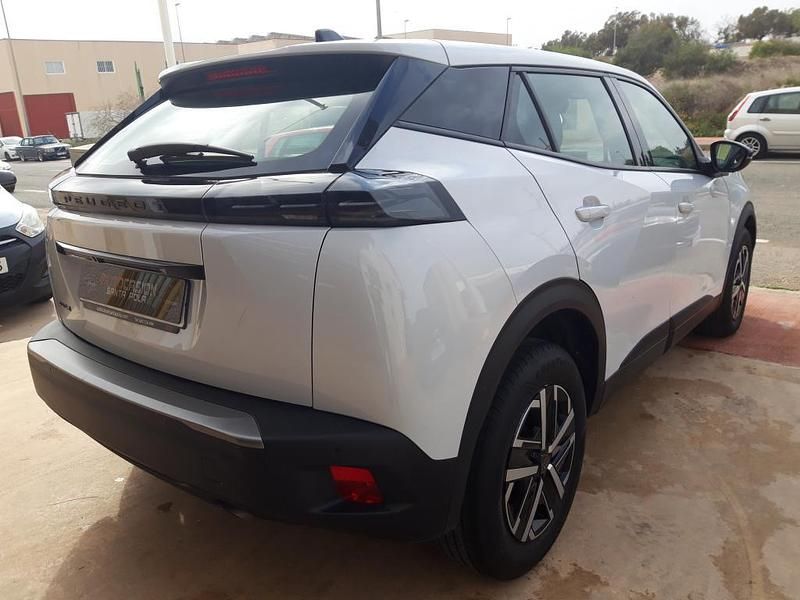 Usado Peugeot 2008 Active 100 CV (73 kW) 2023 Blanco SUV