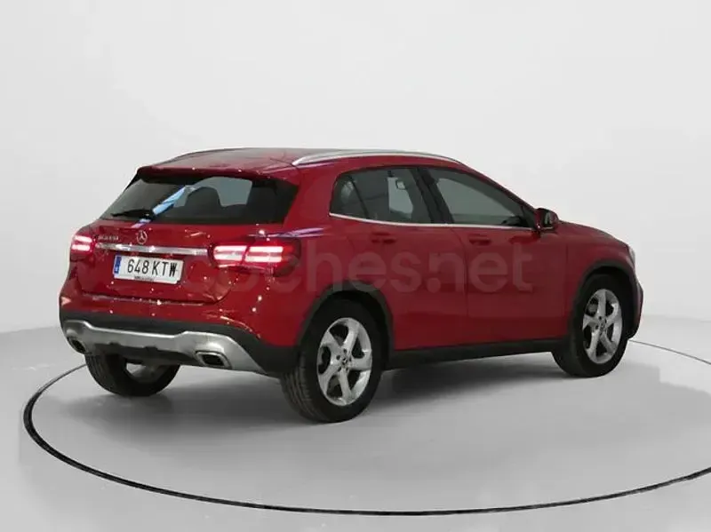 Usado Mercedes GLA180 122 CV (89 kW) 2019 Rojo SUV