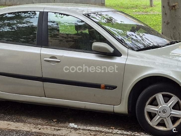 Gris / plata Usado 2001 Renault Laguna II Authentique Berlina | 1300 € (Precio justo) - Imagen 1/4