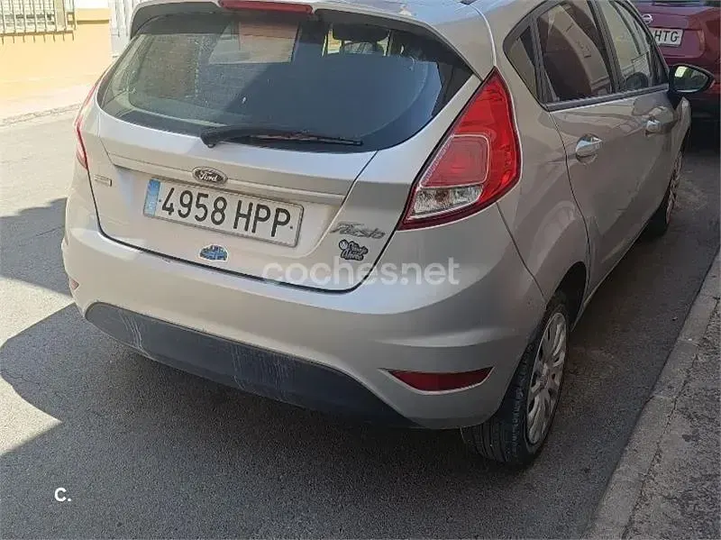 Usado Ford Fiesta Trend 75 CV (55 kW) 2013 Gris / plata Berlina