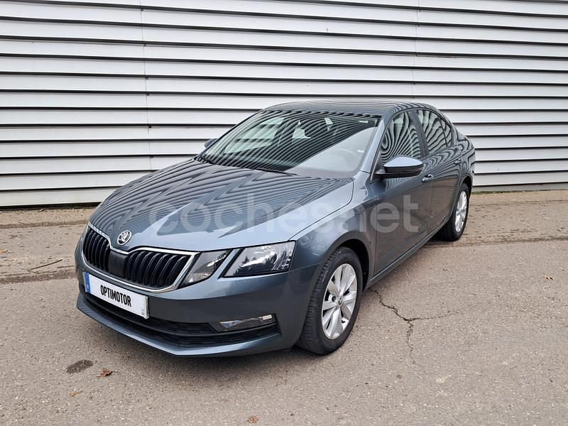 Usado Skoda Octavia Ambition 110 CV (80 kW) 2018 Gris / plata Berlina