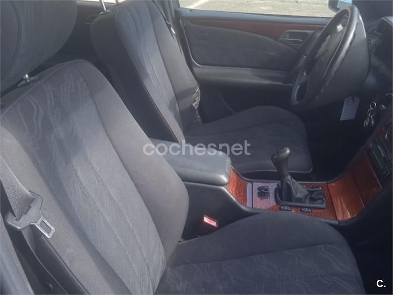 Usado Mercedes E220 Classic 125 CV (91 kW) 1997 Azul Familiar