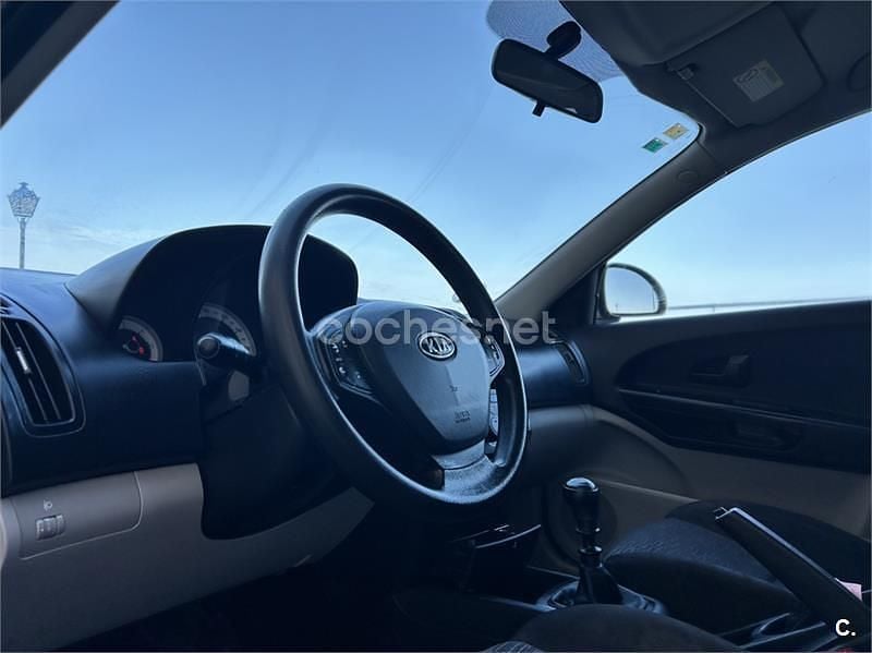 Usado Kia Ceed Active 115 CV (84 kW) 2010 Negro Utilitario