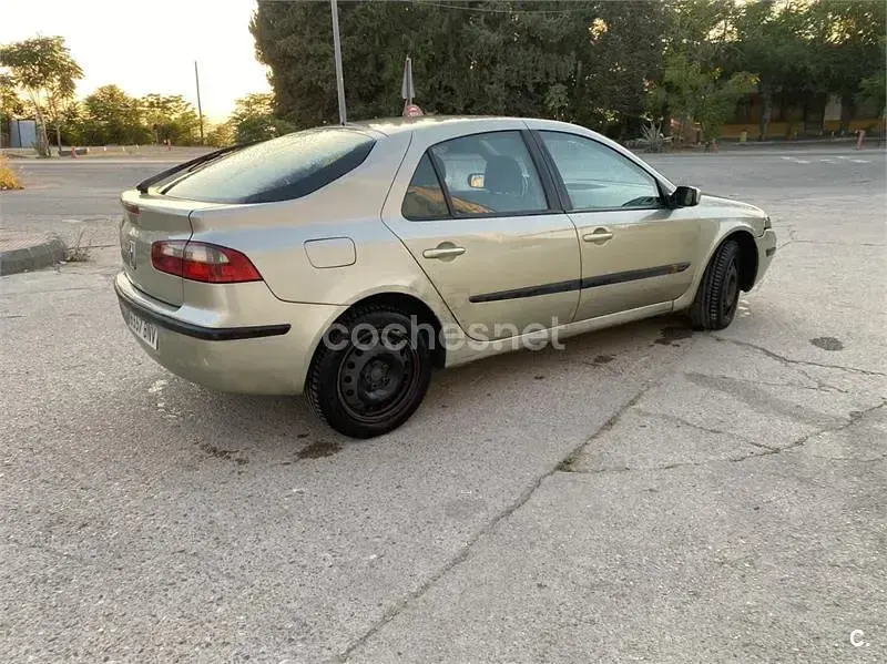 Usado Renault Laguna II Authentique 110 CV (80 kW) 2001 Beige Berlina