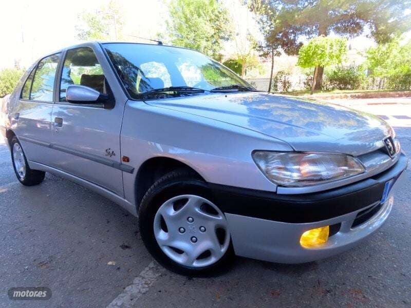 Plateado Usado 1999 Peugeot 306 Style Berlina | 3900 € - Imagen 1/4