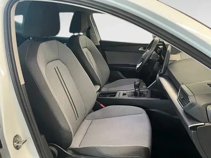 Usado Seat Leon Style 116 CV (85 kW) 2025 Blanco Berlina