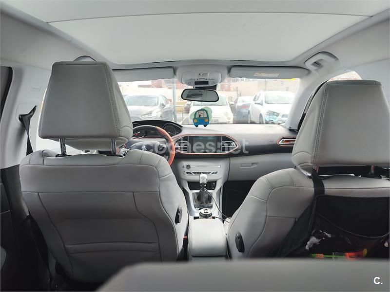Usado Peugeot 308 Allure 130 CV (95 kW) 2014 Blanco Berlina
