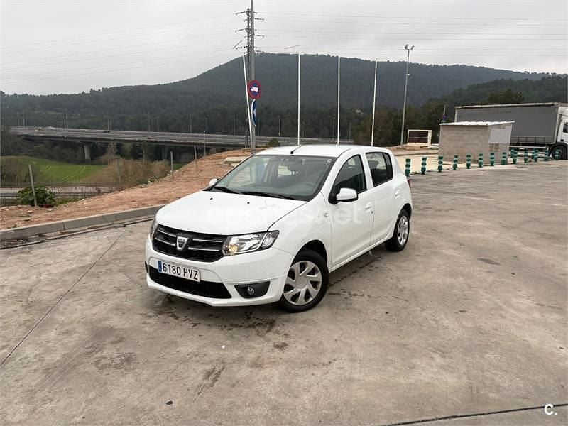 Usado Dacia Sandero Lauréate 75 CV (55 kW) 2014 Blanco Berlina