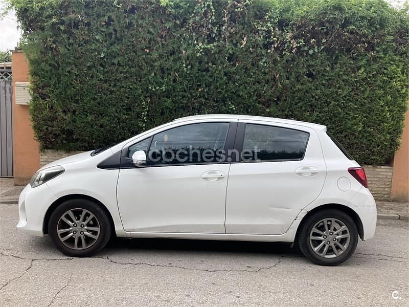 Usado Toyota Yaris City 69 CV (50 kW) 2014 Blanco Berlina