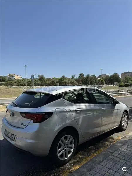 Usado Opel Astra Dynamic 110 CV (80 kW) 2016 Gris / plata Berlina