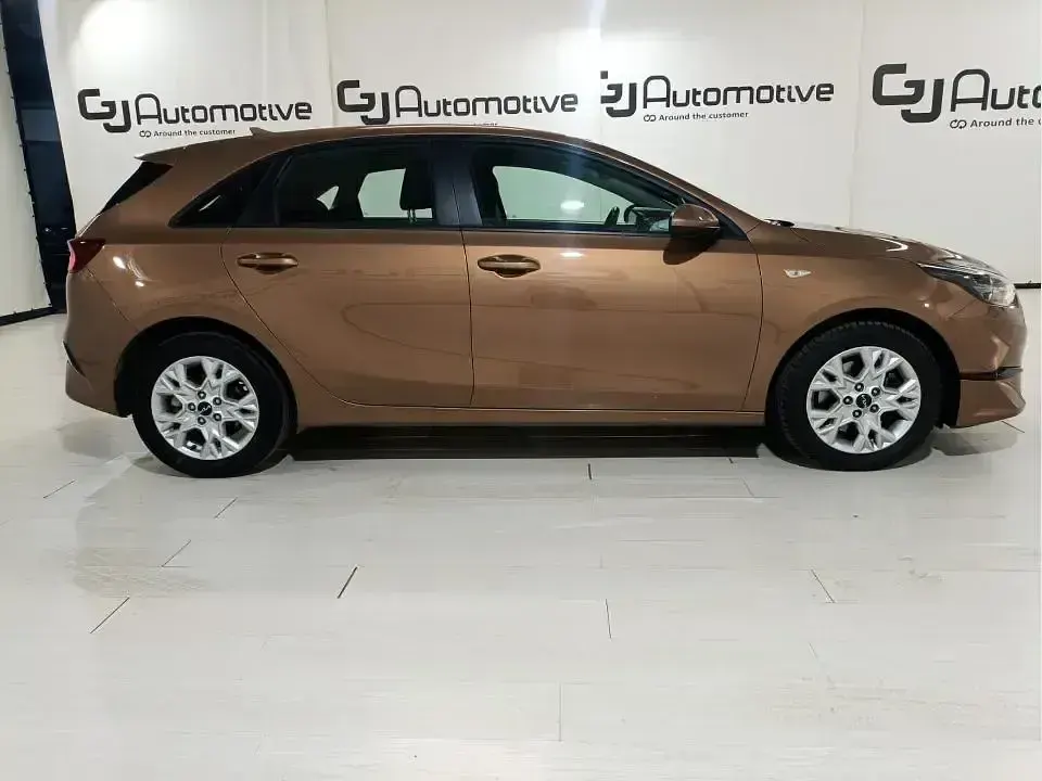 Usado Kia Ceed 100 CV (73 kW) 2023 Marrón Utilitario
