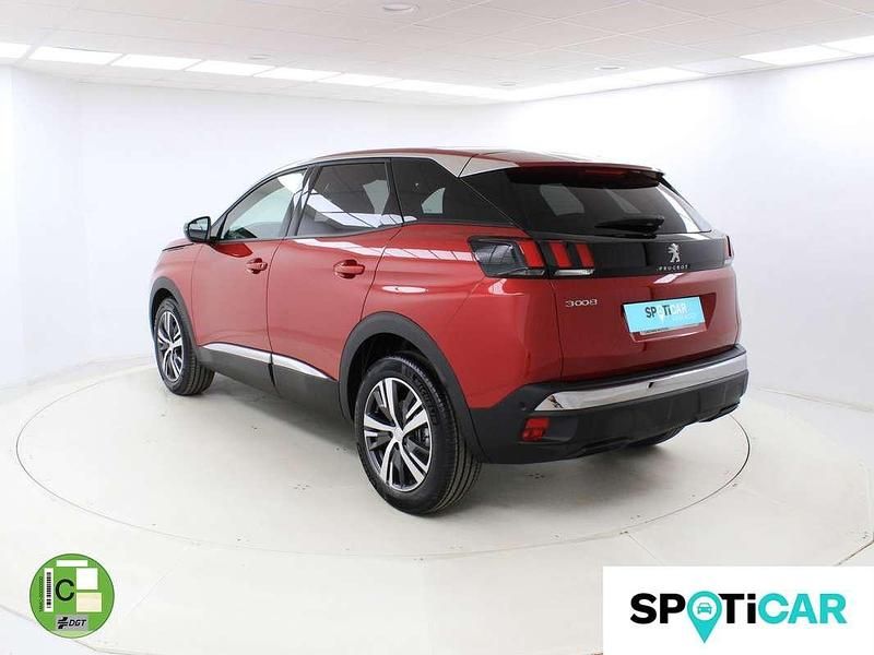 Usado Peugeot 3008 Allure 131 CV (96 kW) 2022 Rojo Monovolumen