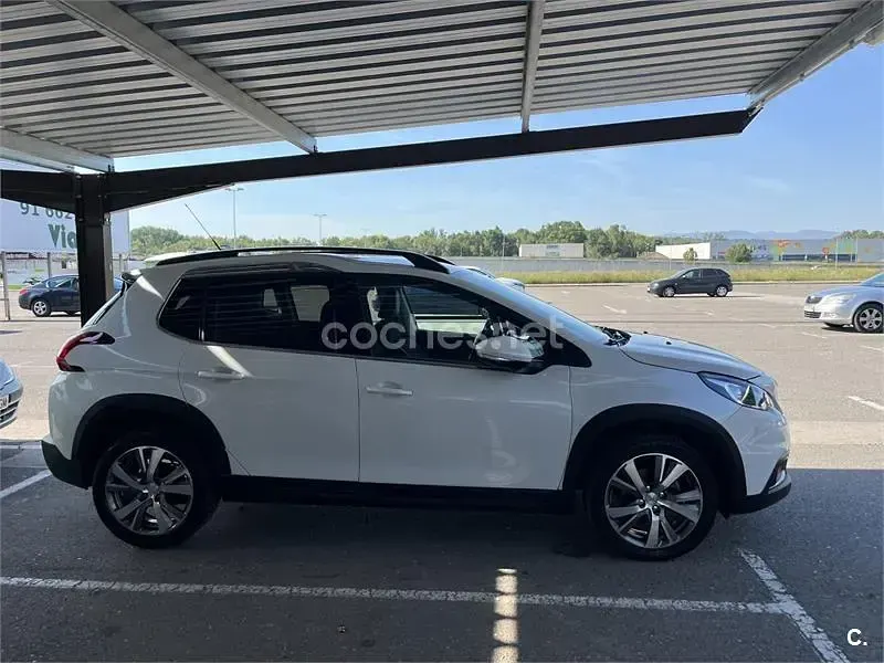Usado Peugeot 2008 Allure 120 CV (88 kW) 2018 Blanco SUV
