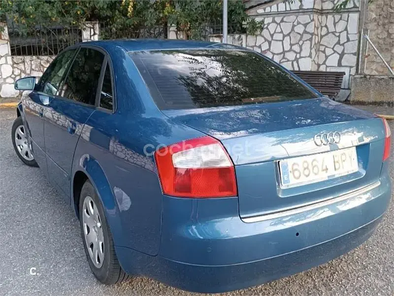 Usado Audi A4 115 CV (84 kW) 2001 Azul Berlina