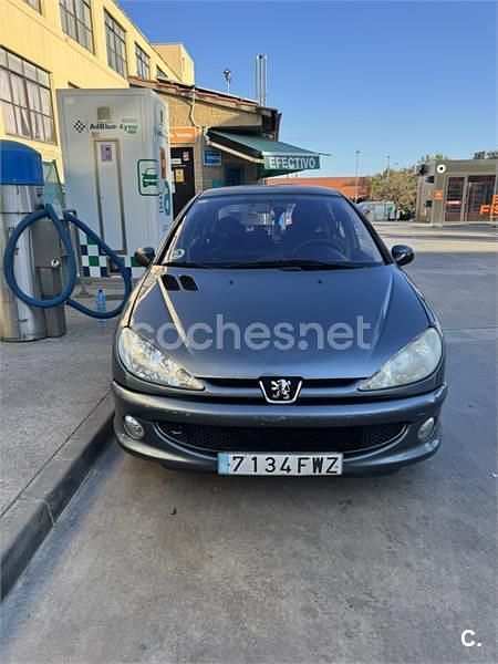 Usado Peugeot 206 70 CV (51 kW) 2007 Gris / plata Berlina