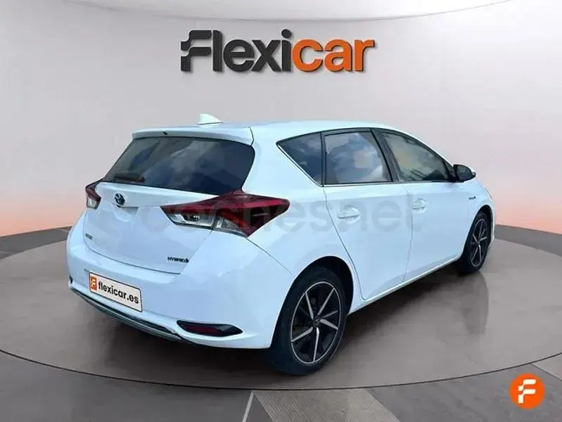 Usado Toyota Auris Hybrid 136 CV (100 kW) 2018 Blanco Berlina