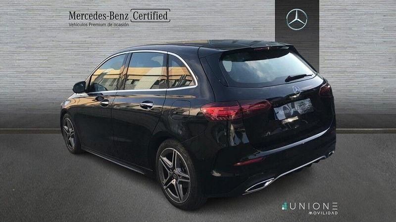 Usado Mercedes B200 AMG line 150 CV (110 kW) 2024 Negro Monovolumen