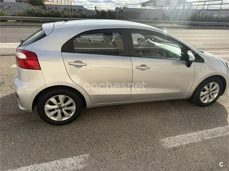 Usado Kia Rio 84 CV (61 kW) 2017 Gris / plata Berlina