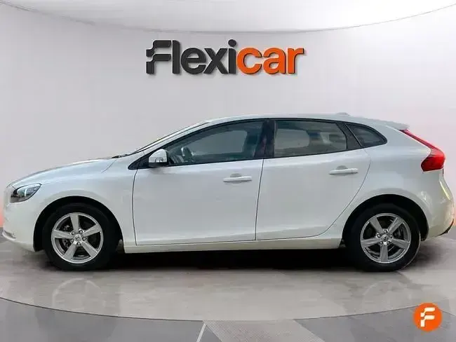 Begagnad Volvo V40 Momentum 120 HK (88 kW) 2018 Vit
