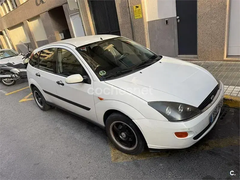 Usado Ford Focus Ambiente 100 CV (73 kW) 2001 Blanco Berlina
