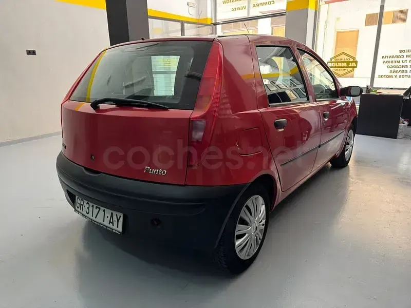 Usado Fiat Punto 60 CV (44 kW) 2001 Rojo Utilitario