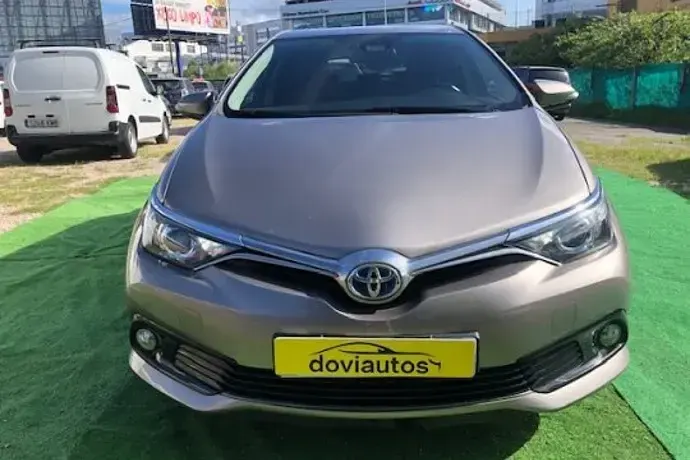 Käytetty Toyota Auris Hybrid Design 136 HP (100 kW) 2016