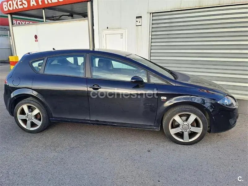Usado Seat Leon Stylance 140 CV (102 kW) 2006 Negro Utilitario