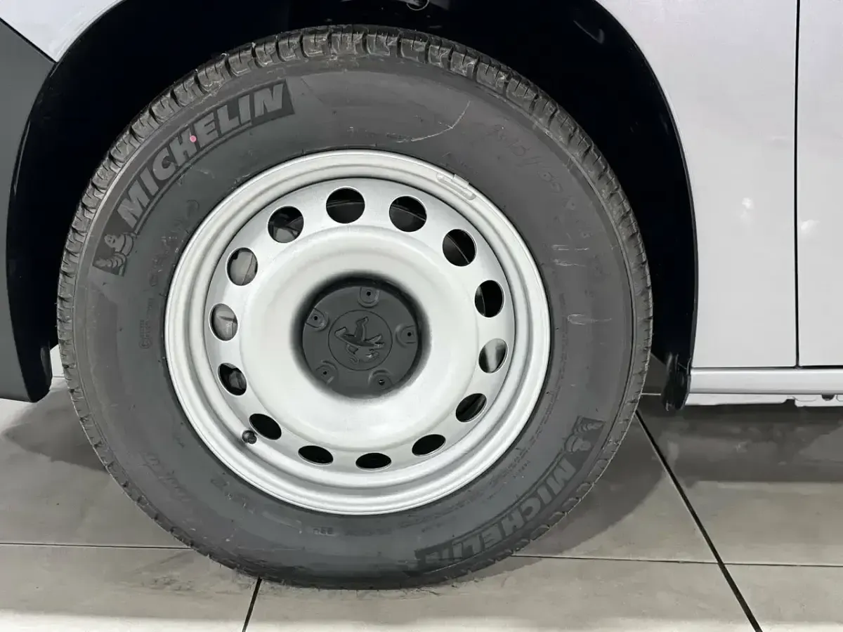 Usado Peugeot Partner S 130 CV (95 kW) 2024 Gris Monovolumen
