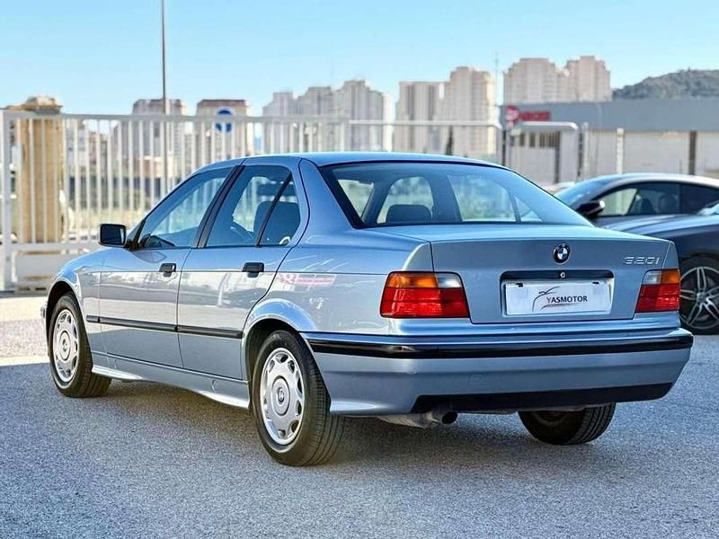 Usado BMW 320 150 CV (110 kW) 1991 Azul Berlina