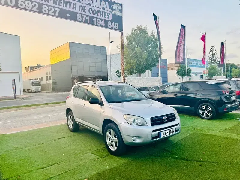Usado Toyota RAV4 Executive 136 CV (100 kW) 2006 Gris / plata SUV