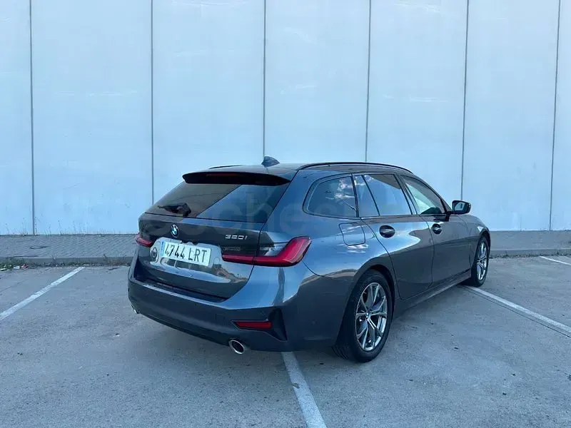 Usado BMW 320 Comfort Edition 184 CV (135 kW) 2021 Gris / plata Familiar