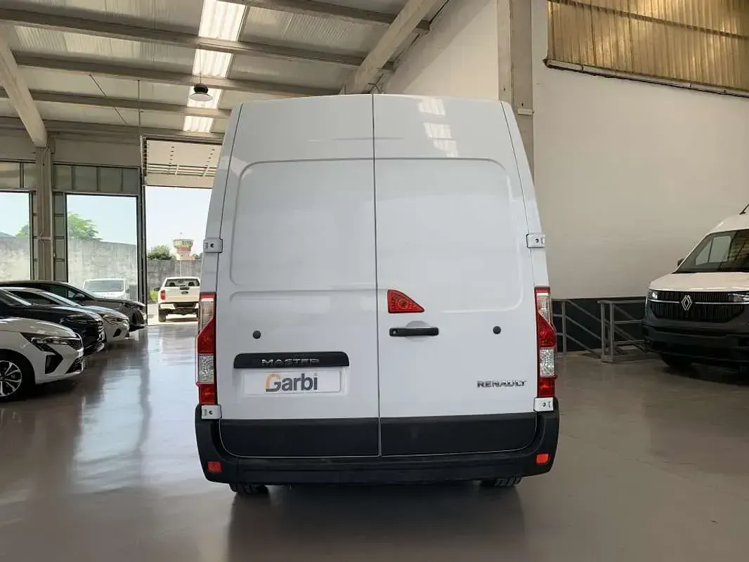 Usado Renault Master 135 CV (99 kW) 2022 Blanco Monovolumen