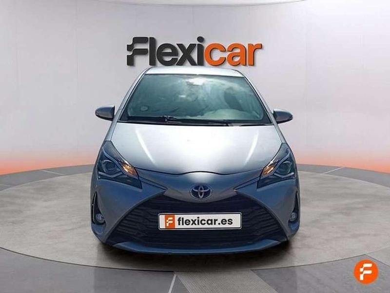 Usado Toyota Yaris Hybrid Active 100 CV (73 kW) 2019 Gris Utilitario