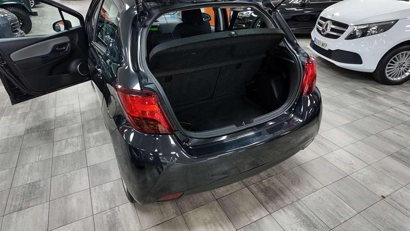 Usado Toyota Yaris Hybrid Advance 99 CV (72 kW) 2017 Negro Utilitario