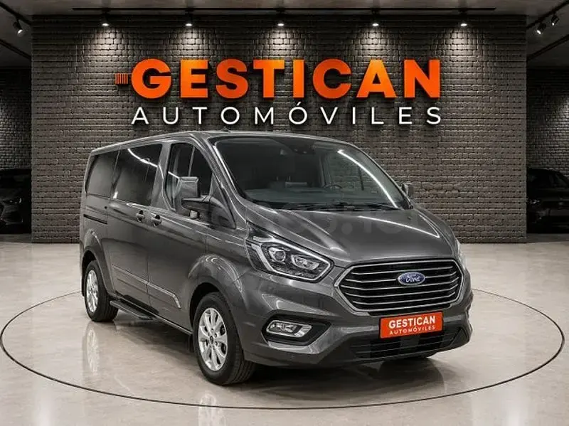 Usado Ford Tourneo Custom Titanium 126 CV (92 kW) 2022 Gris / plata Van