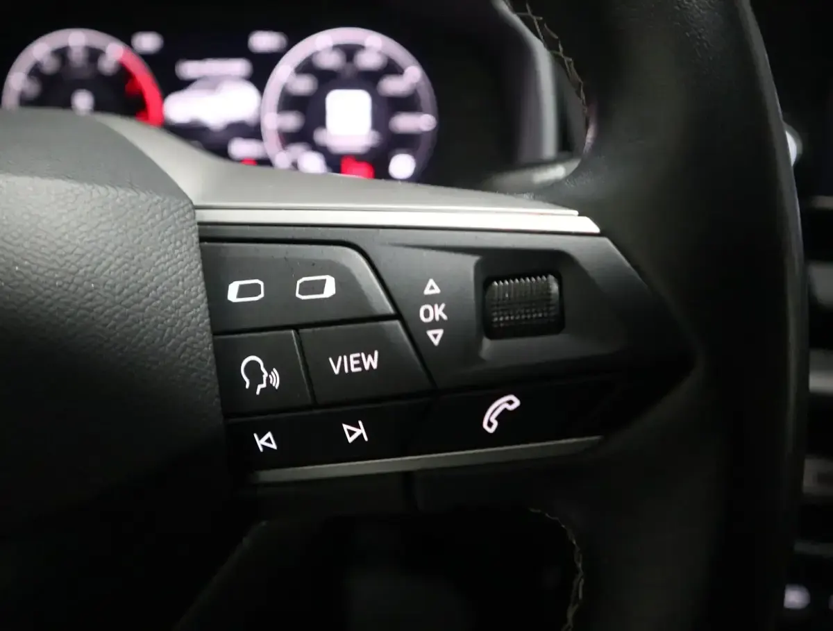 Usado Seat Leon Style 130 CV (95 kW) 2022 Blanco