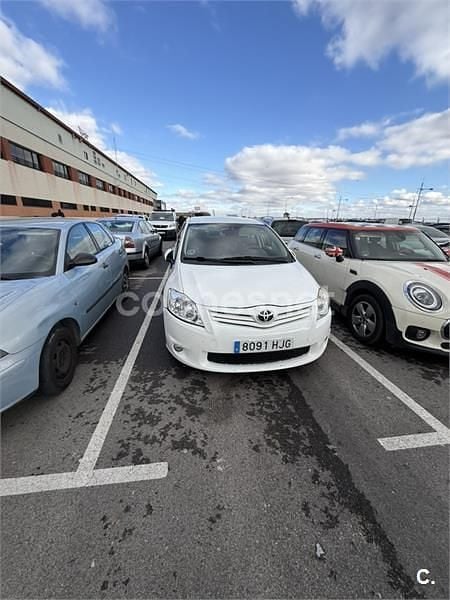 Usado Toyota Auris Active 90 CV (66 kW) 2012 Blanco Berlina