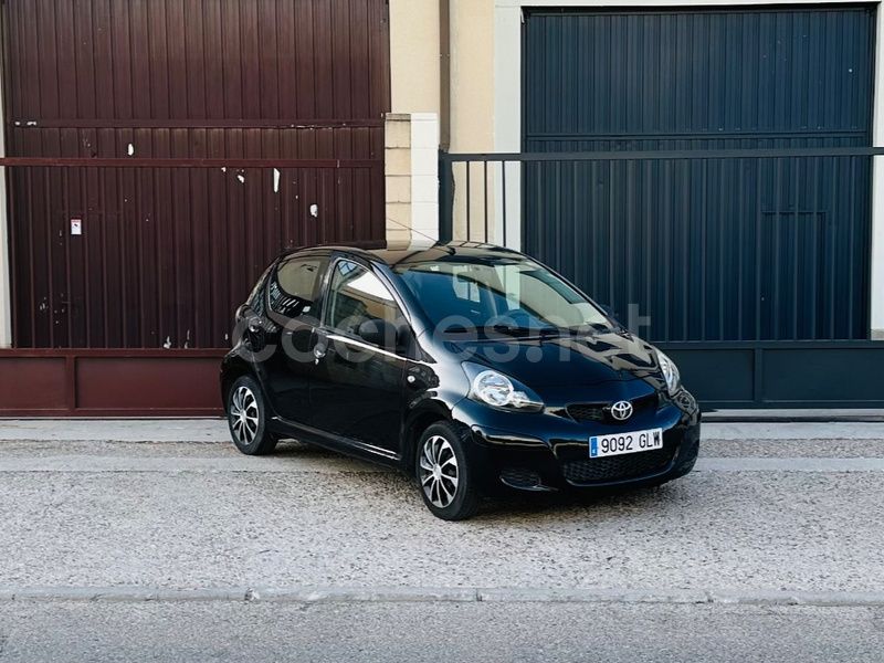 Usado Toyota Aygo Live 68 CV (50 kW) 2009 Negro Utilitario