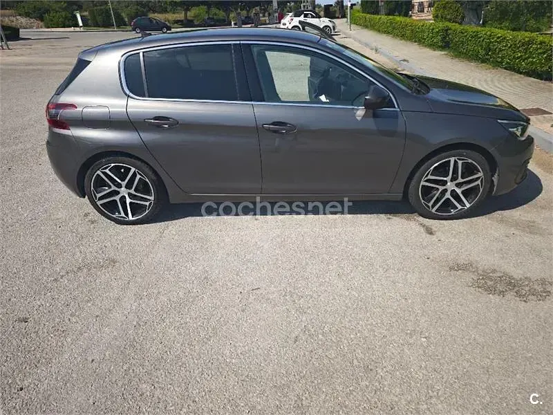 Usado Peugeot 308 Allure 130 CV (95 kW) 2018 Gris / plata Berlina